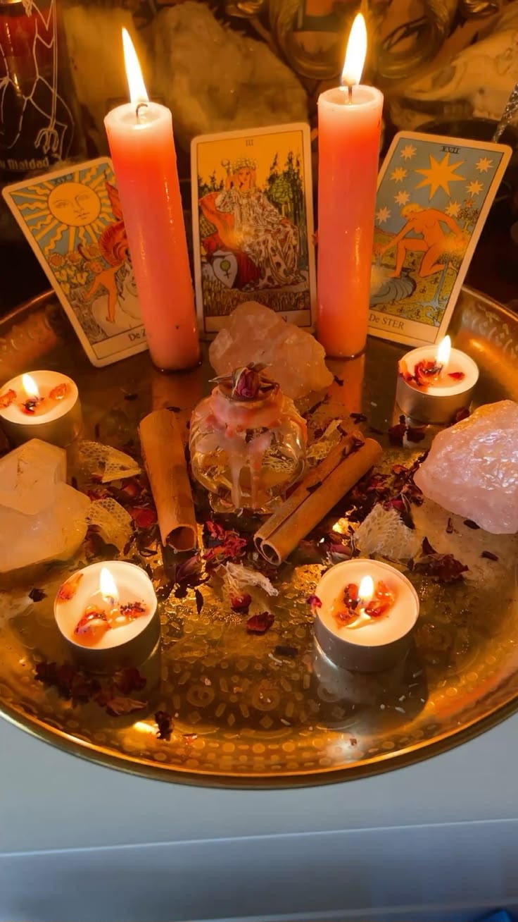 Altare con carte, candele e cristalli
