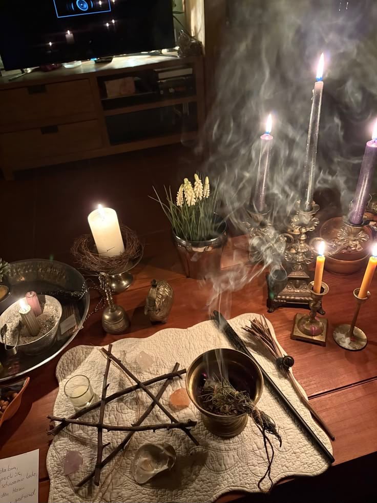 Spazio rituale con candele e incenso