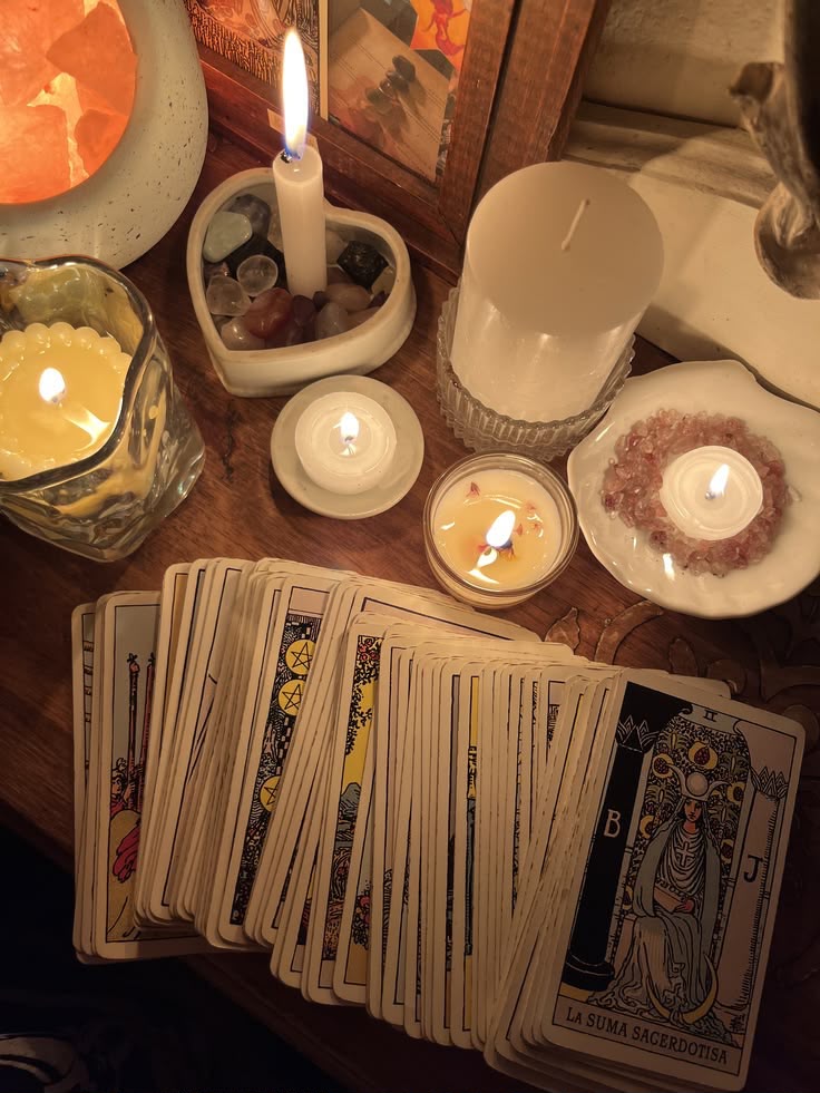 Carte dei tarocchi tra candele e cristalli